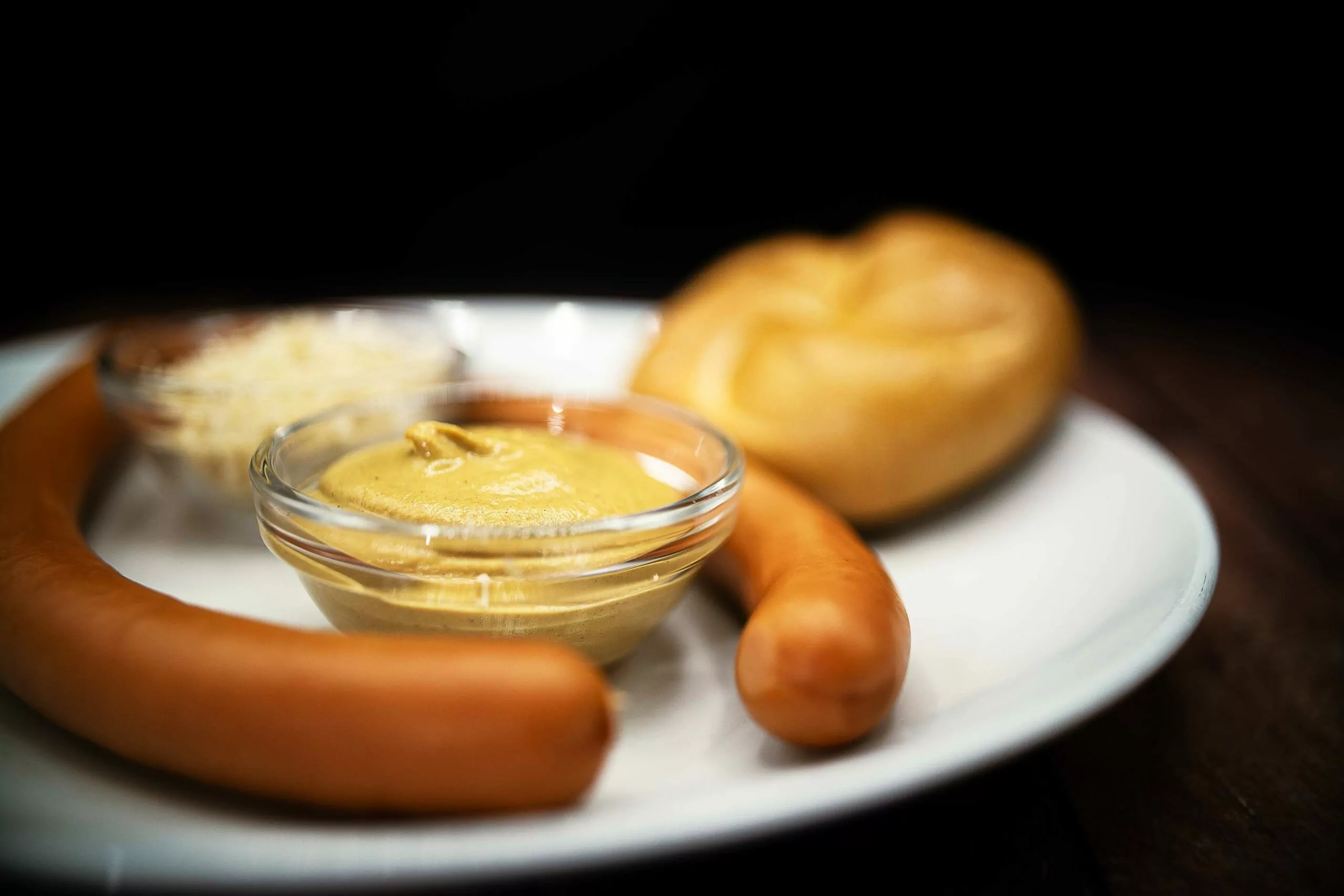 Frankfurter Wurst mit Senf und Semmel